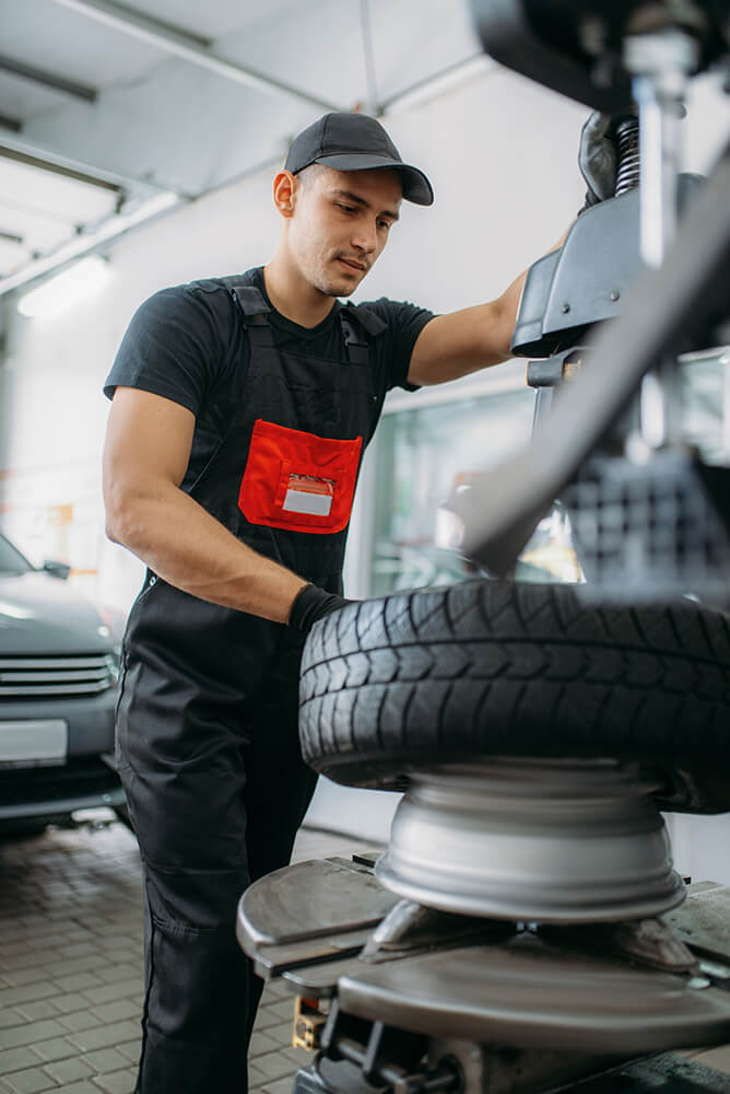 mechanic-change-tire-repairing-service